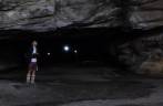 Caminhando na maior caverna de arenito do Brasil, a Aroe-Jari, na Chapada dos Guimarães, em Mato Grosso